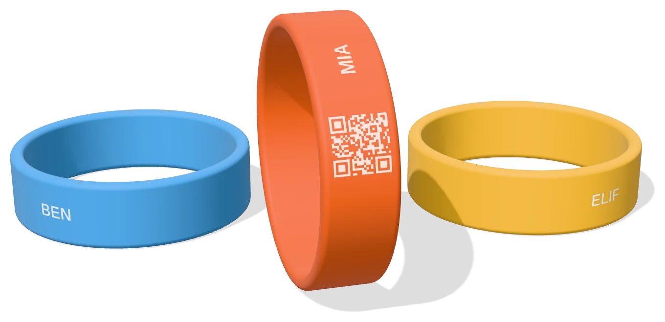 Drei Silikonbänder in Orange, Blau und Gelb. Auf dem orangen Band sind ein QR-Code und der Name Mia gelasert.